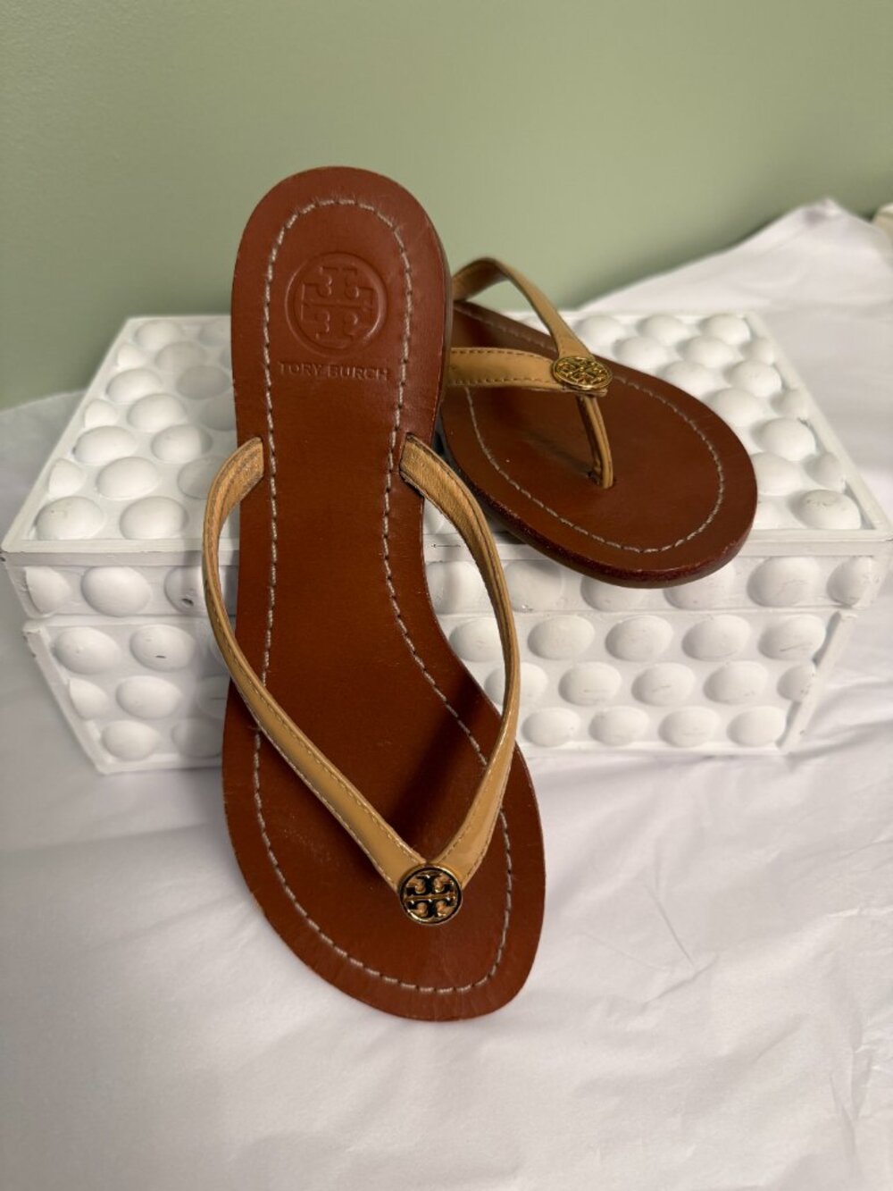 Tory Burch Sandals- Tan- Leather Thong- Gold Logo Medallion- Brown- 6.5**